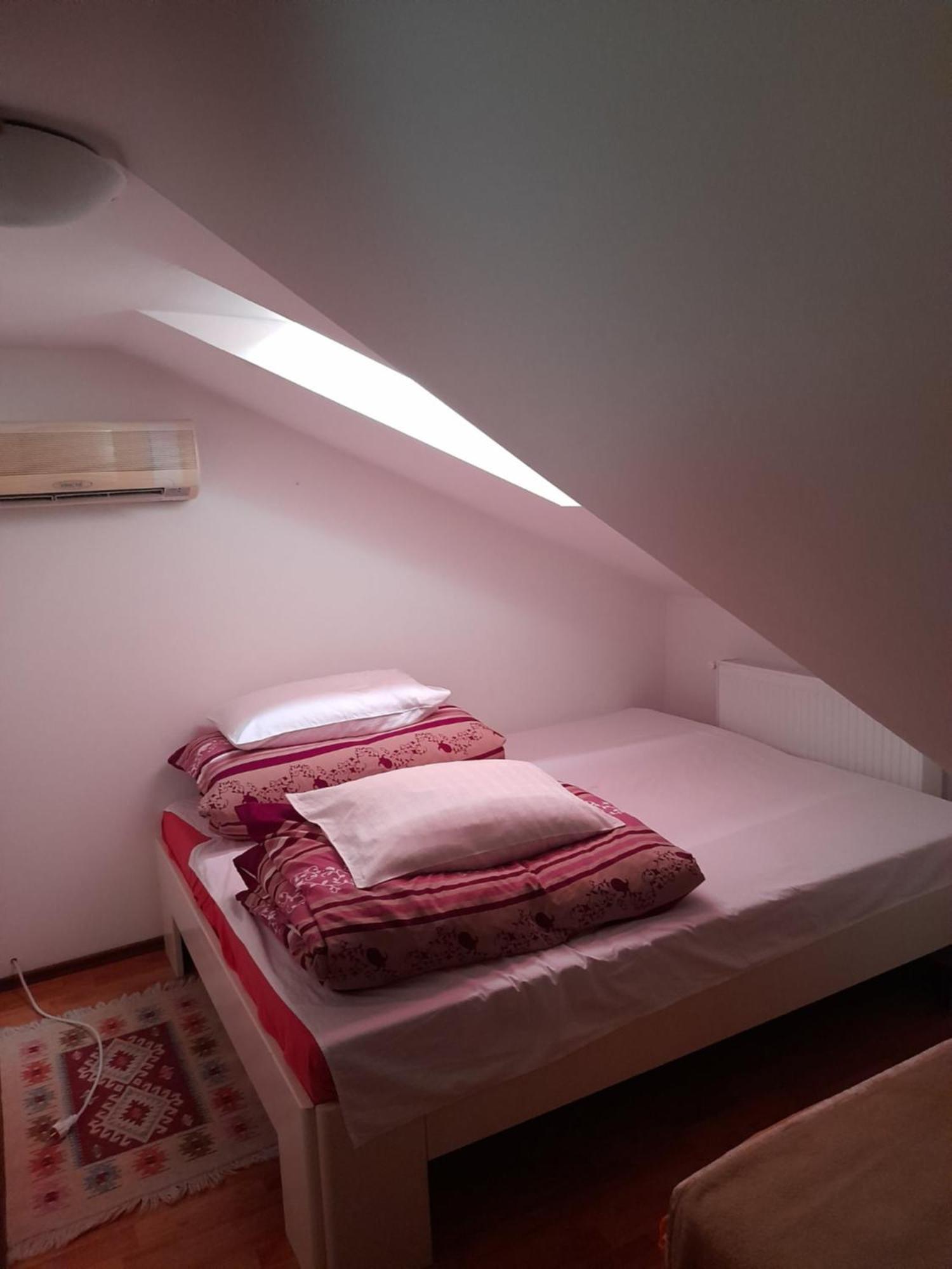 Panzio Anett Bed & Breakfast Pietroasa  Exterior photo